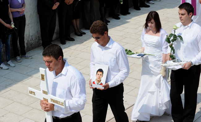 Povljana, 270410.
Vise tisuca Pazana i zitelja Zadarske i Licko – senjske zupanije okupilo se u Povljani na posljednjem ispracaju Martini Skodi (19), Anti Pogorilicu (21) i Marinu Orlicu (24) koji su tragicno izgubili zivot u prometnoj nesreci u nedjelju Povljana, 270410.
Vise tisuca Pazana i zitelja Zadarske i Licko – senjske zupanije okupilo se u Povljani na posljednjem ispracaju Martini Skodi (19), Anti Pogorilicu (21) i Marinu Orlicu (24) koji su tragicno izgubili zivot u prometnoj nesreci u nedjelju