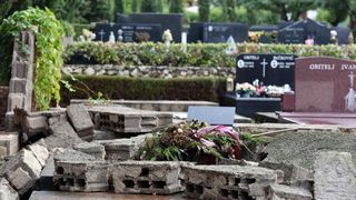 Djelatnici Nasada saniraju štetu na Gradskom groblju Zadar Djelatnici Nasada saniraju štetu na Gradskom groblju Zadar