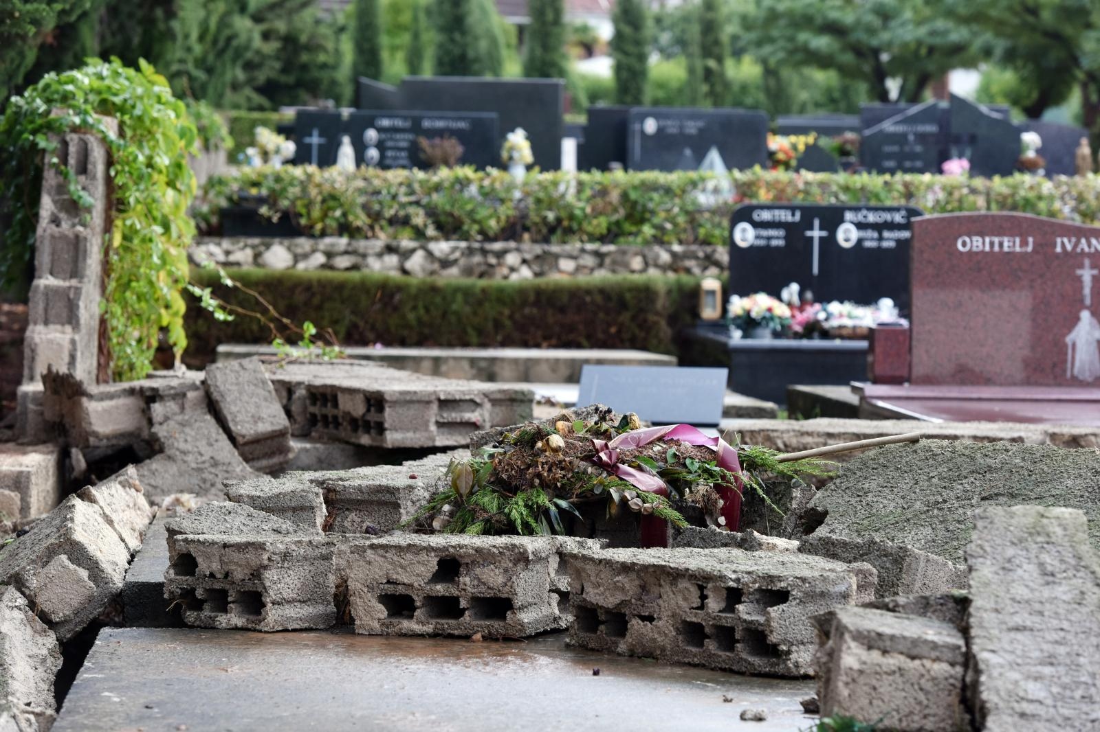 Djelatnici Nasada saniraju štetu na Gradskom groblju Zadar Djelatnici Nasada saniraju štetu na Gradskom groblju Zadar