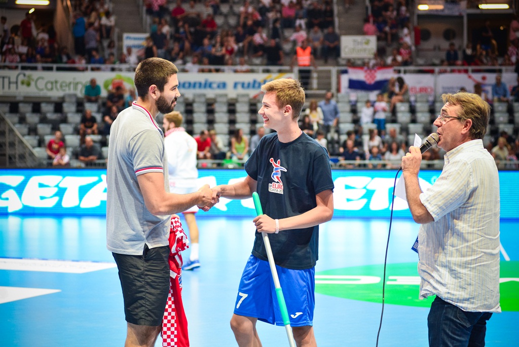 U doista sjajnoj atmosferi koju je stvorilo oko 5000 navijača iz cijele Hrvatske, naši su rukometni reprezentativci remizirali sa Švedskom i to s rezultatom 25-25. Bila je to ‘kaubojima’ pretposljednja pripremna utakmica uoči Olimpijskih igara