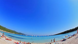 Dugi otok, 260609.Dugi otok je jedva 1,5 sat udaljen od Zadra, jedan je od skrivenih Jadransih bisera. Sa raznolikom prirodom i plazama, cistim morem, on je namjenjen gostima koji vise cijene prirodu od zabave.Na slici: plaza Saharun na juznoj strani Du