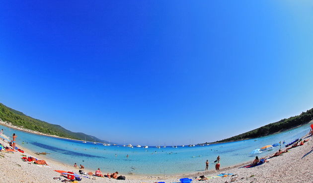 Dugi otok, 260609.Dugi otok je jedva 1,5 sat udaljen od Zadra, jedan je od skrivenih Jadransih bisera. Sa raznolikom prirodom i plazama, cistim morem, on je namjenjen gostima koji vise cijene prirodu od zabave.Na slici: plaza Saharun na juznoj strani Du