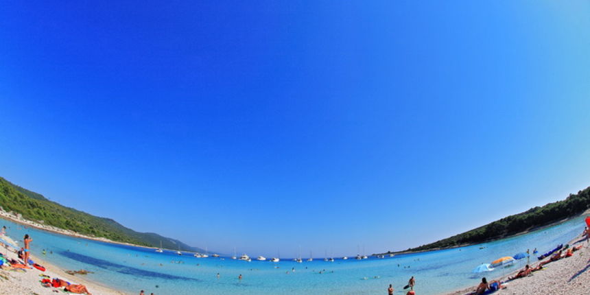 Dugi otok, 260609.Dugi otok je jedva 1,5 sat udaljen od Zadra, jedan je od skrivenih Jadransih bisera. Sa raznolikom prirodom i plazama, cistim morem, on je namjenjen gostima koji vise cijene prirodu od zabave.Na slici: plaza Saharun na juznoj strani Du