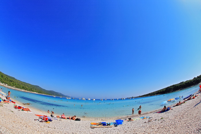 Dugi otok, 260609.Dugi otok je jedva 1,5 sat udaljen od Zadra, jedan je od skrivenih Jadransih bisera. Sa raznolikom prirodom i plazama, cistim morem, on je namjenjen gostima koji vise cijene prirodu od zabave.Na slici: plaza Saharun na juznoj strani Du