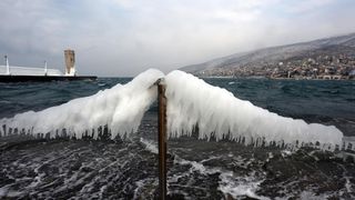 Zaleđeno more i čudesne ledene skulpture na senjskoj rivi