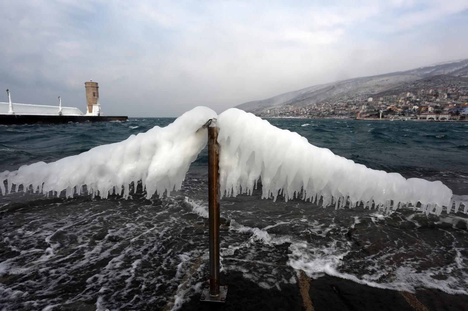 Zaleđeno more i čudesne ledene skulpture na senjskoj rivi