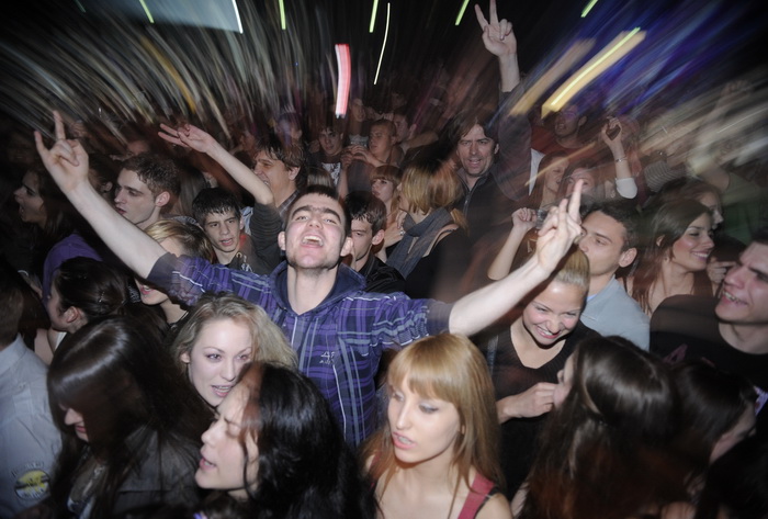 Split, 180311.
Spaladium Arena.
Koncert Bajaga u splitskoj Spaladium Areni ispunio je ocekivanja i dvorana je bila gotovo puna.
Foto: Paun Paunovic / CROPIX Split, 180311.
Spaladium Arena.
Koncert Bajaga u splitskoj Spaladium Areni ispunio je ocekivanja i dvorana je bila gotovo puna.
Foto: Paun Paunovic / CROPIX