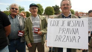 Ispred zgrade Općine Vir održan je prosvjed mještana i udruge Vir bez podjela na kojem su okupljeni izrazili svoje nezadovoljstvo politikom aktualne vlasti.  Photo: Dino Stanin/PIXSELL