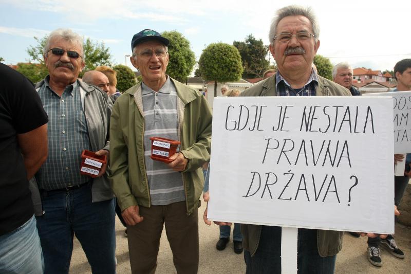 Ispred zgrade Općine Vir održan je prosvjed mještana i udruge Vir bez podjela na kojem su okupljeni izrazili svoje nezadovoljstvo politikom aktualne vlasti.  Photo: Dino Stanin/PIXSELL