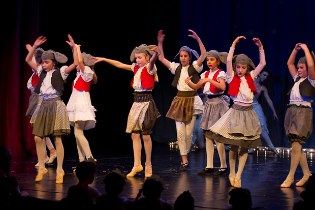 Plesna čestitka Zadarskog plesnog ansambla, Foto: Leo Banić Plesna čestitka Zadarskog plesnog ansambla, Foto: Leo Banić