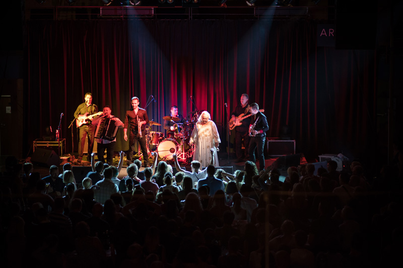 Esma Redžepova, prateći bend Folk Masters i gost Ibus Ibraimovski @ Arsenal Zadar Esma Redžepova, prateći bend Folk Masters i gost Ibus Ibraimovski @ Arsenal Zadar