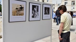 Povodom 20. godisnjice smrti kosarkaskog velikana Krese Cosica, uz humanitarnu prodaju proizvoda po simbolicnima cijenama na Forumu je organizirana izlozba njegovih fotografija, a najmladji su sudjelovali u kosarkaskom turniru. Ljerka Cosic s obitelji. Ph Povodom 20. godisnjice smrti kosarkaskog velikana Krese Cosica, uz humanitarnu prodaju proizvoda po simbolicnima cijenama na Forumu je organizirana izlozba njegovih fotografija, a najmladji su sudjelovali u kosarkaskom turniru. Ljerka Cosic s obitelji. Ph