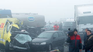 Zagreb, 161111.
Zagrebacka obilaznica, smjer istok, na mostu prije cvora Ivanja Reka, u jutrosnjoj magli oko 7 i 30 sati , sudarilo se dvadesetak automobila, a ozlijedjeno je vise osoba.
Foto: Goran Mehkek / Cropix