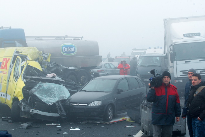 Zagreb, 161111.
Zagrebacka obilaznica, smjer istok, na mostu prije cvora Ivanja Reka, u jutrosnjoj magli oko 7 i 30 sati , sudarilo se dvadesetak automobila, a ozlijedjeno je vise osoba.
Foto: Goran Mehkek / Cropix