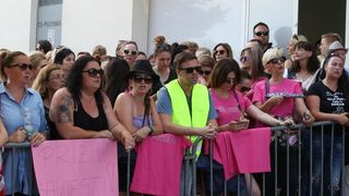 Građani prosvjedom pokušavaju spriječiti ovrhu nad sedmogodišnjim Cesareom Građani prosvjedom pokušavaju spriječiti ovrhu nad sedmogodišnjim Cesareom