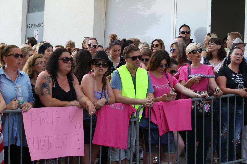 Građani prosvjedom pokušavaju spriječiti ovrhu nad sedmogodišnjim Cesareom Građani prosvjedom pokušavaju spriječiti ovrhu nad sedmogodišnjim Cesareom
