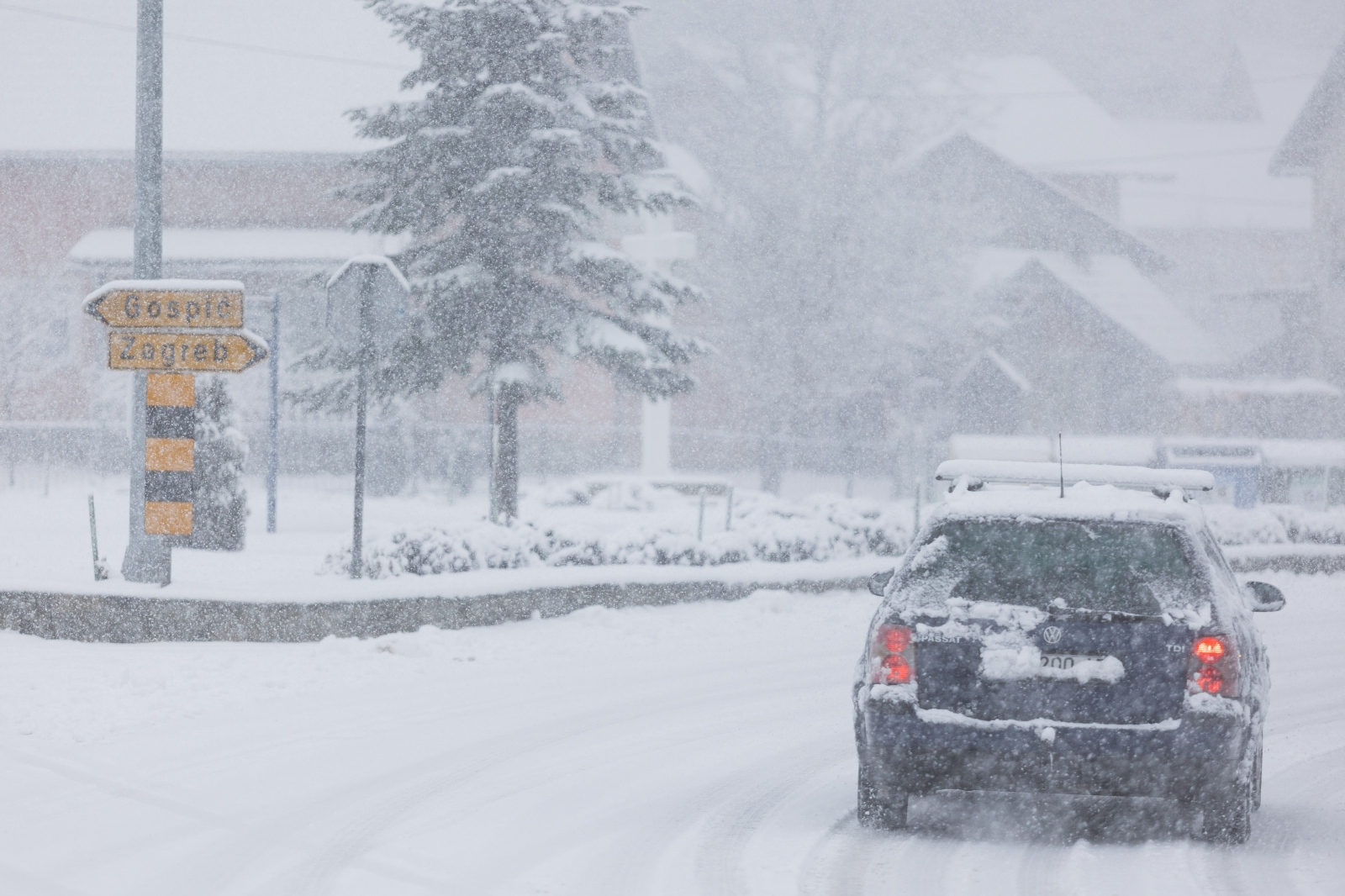 Đir snijegom prekrivenim Gračacom, 25. siječnja 2021. Đir snijegom prekrivenim Gračacom, 25. siječnja 2021.