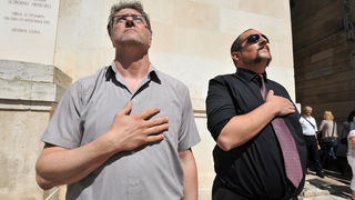 Zadar, 090513.
Jutros su clanovi izborne liste Konji na Narodnom trgu prikazali kako ce zapocinjati njihovi radni dani kada budu u gradskom vijecu. Kako izjavljuju, svaki dan ce poceti postavljanjem u vrstu i slusanjem himne, nakon cega slijedi jutarnja t Zadar, 090513.
Jutros su clanovi izborne liste Konji na Narodnom trgu prikazali kako ce zapocinjati njihovi radni dani kada budu u gradskom vijecu. Kako izjavljuju, svaki dan ce poceti postavljanjem u vrstu i slusanjem himne, nakon cega slijedi jutarnja t