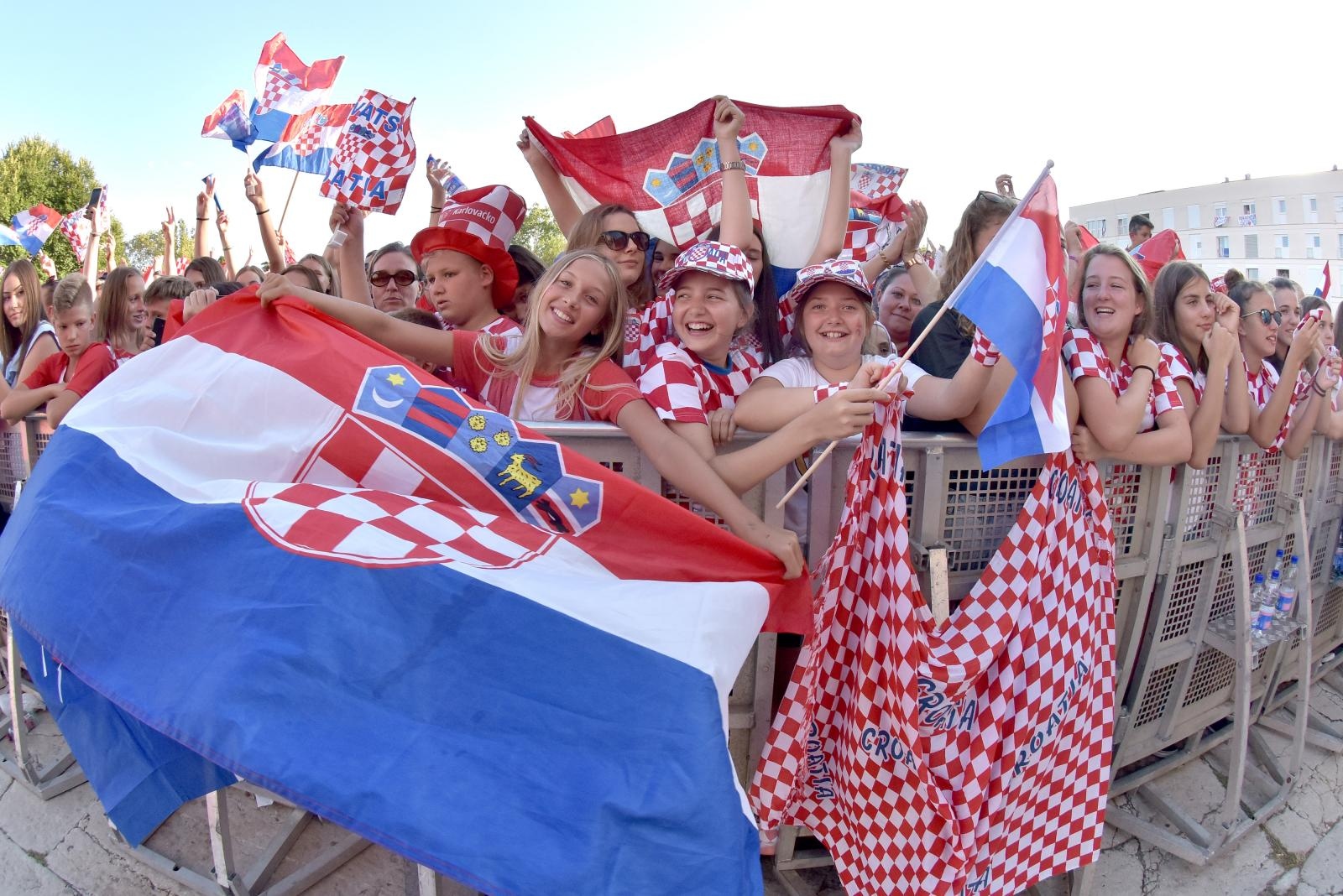 Zadar dočekao svoje Vatrene: Sve generacije okupile se na Forumu