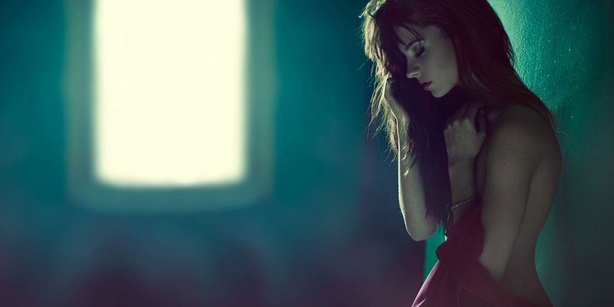 Žena koja pati, patnja, slomljeno srce Žena koja pati, patnja, slomljeno srce