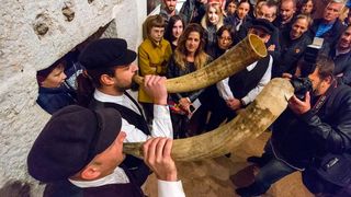 Galerija Kapetanova kula: Svečano otvorenje izložbe “Rastočeno vrime” Stipe Suraća. Foto: Mladen Radolović Mrlja Galerija Kapetanova kula: Svečano otvorenje izložbe “Rastočeno vrime” Stipe Suraća. Foto: Mladen Radolović Mrlja