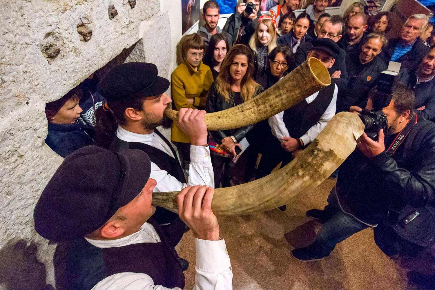 Galerija Kapetanova kula: Svečano otvorenje izložbe “Rastočeno vrime” Stipe Suraća. Foto: Mladen Radolović Mrlja Galerija Kapetanova kula: Svečano otvorenje izložbe “Rastočeno vrime” Stipe Suraća. Foto: Mladen Radolović Mrlja