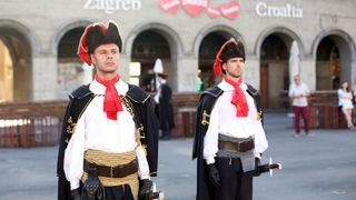 Zagreb: Počasna satnija Kravat pukovnije na Dolcu
