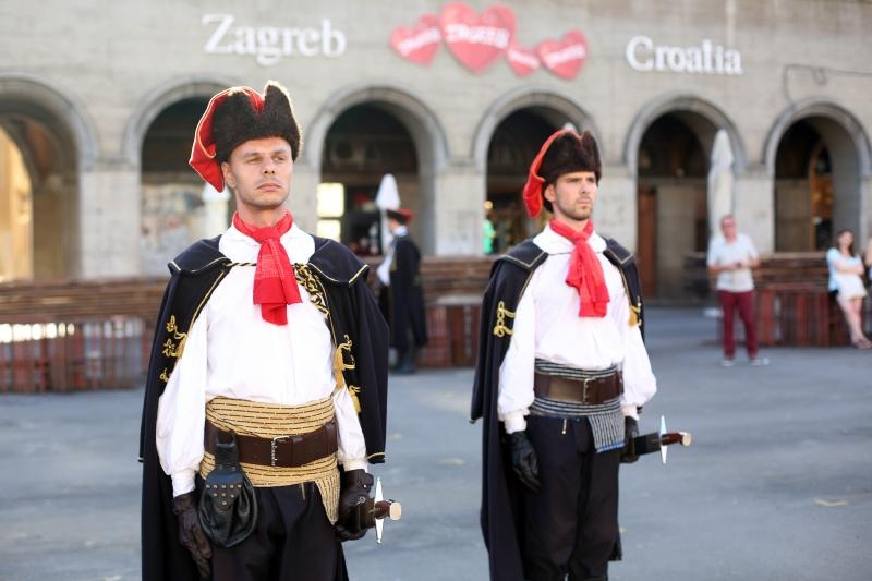 Zagreb: Počasna satnija Kravat pukovnije na Dolcu