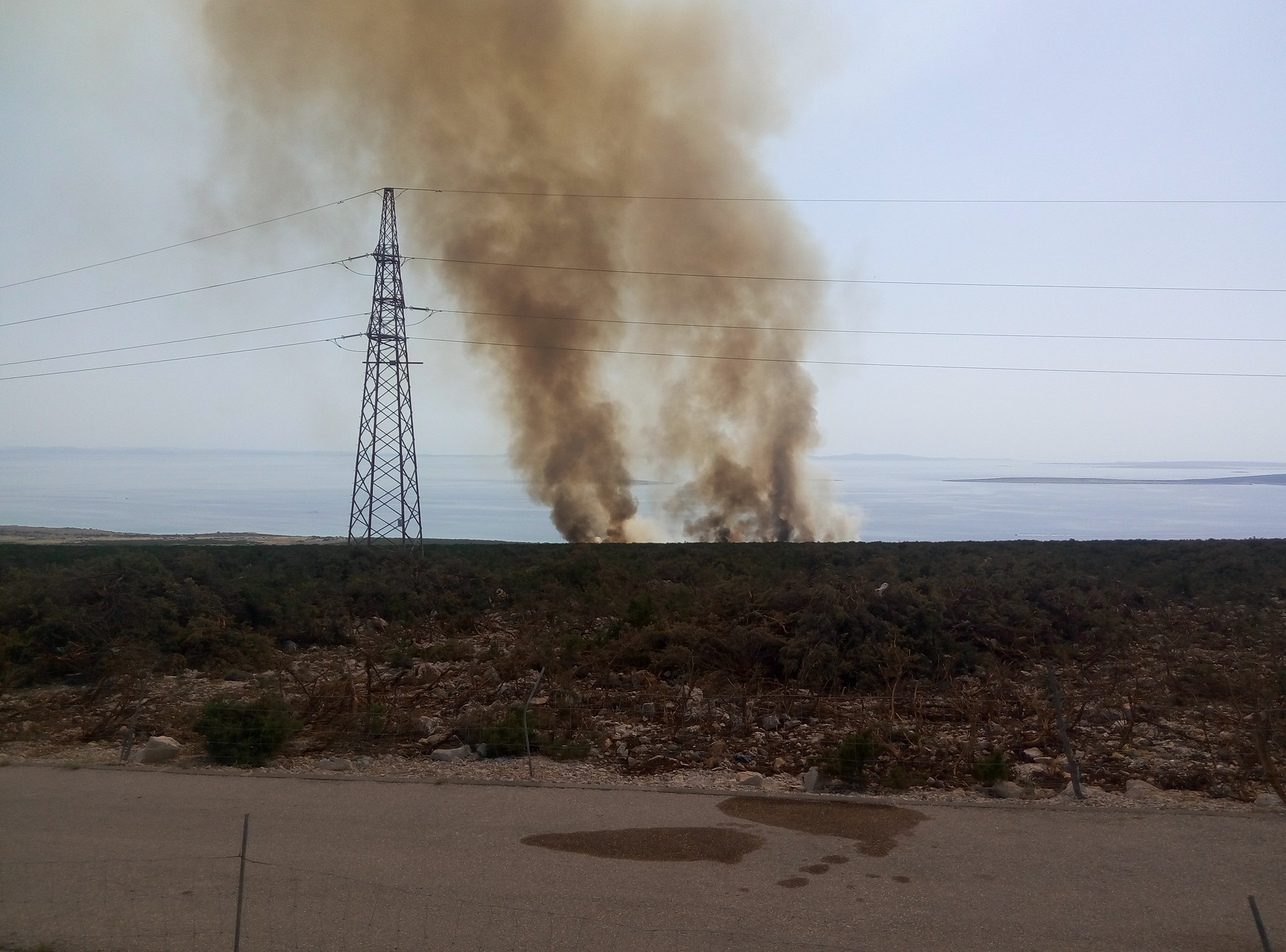 Lokaliziran požar kod Košljuna na otoku Pagu Lokaliziran požar kod Košljuna na otoku Pagu
