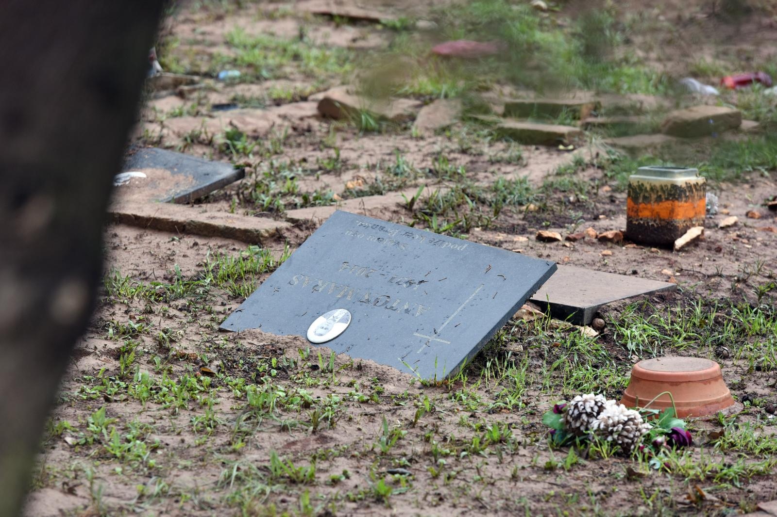 Djelatnici Nasada saniraju štetu na Gradskom groblju Zadar Djelatnici Nasada saniraju štetu na Gradskom groblju Zadar