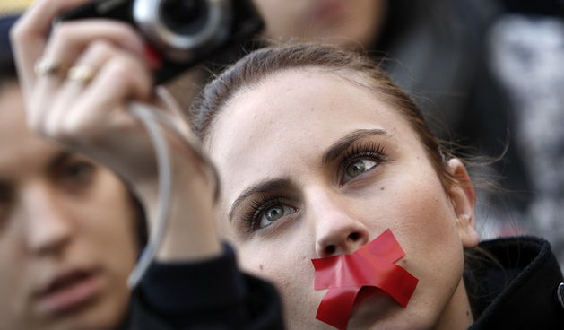 Zagreb, 101209.
Prosvjedni skup novinara – “Stop cenzuri – sloboda novinarima”  odrzan je ispred novinarskog doma, a zatim se povorka Savskom ulicom uputila pred Ministarstvo kulture gdje su predani zahtjevi novinara.
Na slici mlada novinarka sa flasterom