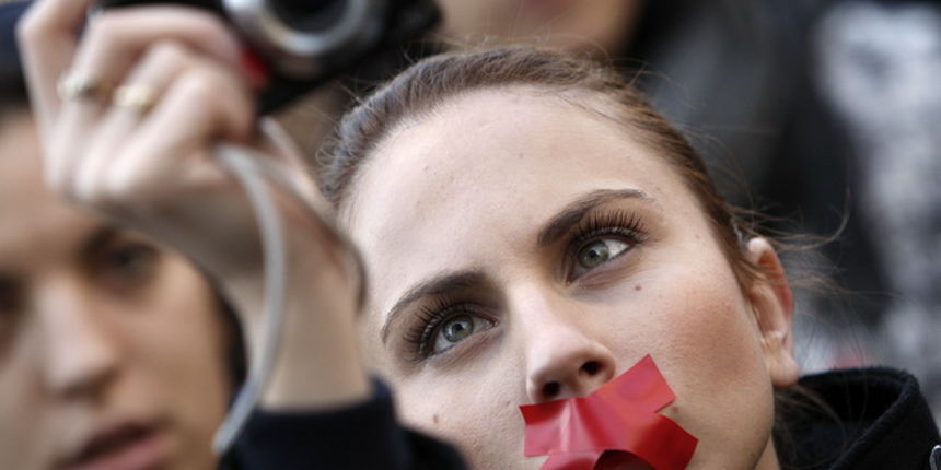 Zagreb, 101209.
Prosvjedni skup novinara – “Stop cenzuri – sloboda novinarima”  odrzan je ispred novinarskog doma, a zatim se povorka Savskom ulicom uputila pred Ministarstvo kulture gdje su predani zahtjevi novinara.
Na slici mlada novinarka sa flasterom