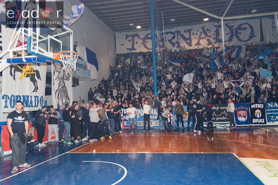 Humanitarno gledanje utakmice Zadar-Cibona (85-84) u Jazinama Humanitarno gledanje utakmice Zadar-Cibona (85-84) u Jazinama