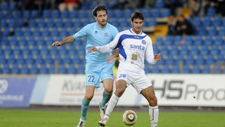 Karlovac, 051111.
Igraliste Branko Cavlovic Cavlek.
Nogometna utakmica 14.kola 1.HNL izmedju NK Karlovac i NK Zadar.
Na slici: Kenan Cejvanovic, Josip Ivancic.
Foto: Damir Krajac / CROPIX