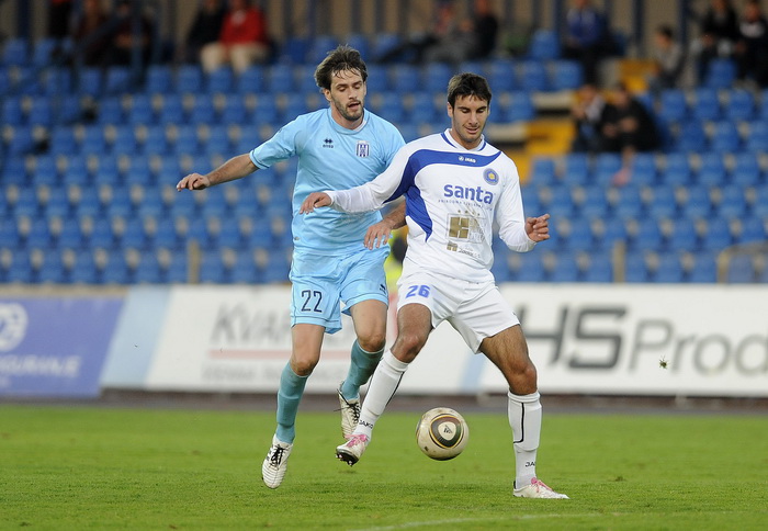 Karlovac, 051111.
Igraliste Branko Cavlovic Cavlek.
Nogometna utakmica 14.kola 1.HNL izmedju NK Karlovac i NK Zadar.
Na slici: Kenan Cejvanovic, Josip Ivancic.
Foto: Damir Krajac / CROPIX