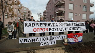 Zadar, 171212.
Zadarska tvrtka Franto koju je angazirao Grad Zadar probija put prema stanarima Galicevih zgrada u Diklu cemu se stanari protive te traze vracanje prvobitnog puta jer je ovo privremeno rjesenje. Spor oko pristupnog puta na Poljani Dragutin Zadar, 171212.
Zadarska tvrtka Franto koju je angazirao Grad Zadar probija put prema stanarima Galicevih zgrada u Diklu cemu se stanari protive te traze vracanje prvobitnog puta jer je ovo privremeno rjesenje. Spor oko pristupnog puta na Poljani Dragutin