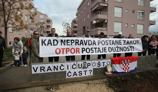 Zadar, 171212. 
Zadarska tvrtka Franto koju je angazirao Grad Zadar probija put prema stanarima Galicevih zgrada u Diklu cemu se stanari protive te traze vracanje prvobitnog puta jer je ovo privremeno rjesenje. Spor oko pristupnog puta na Poljani Dragutin