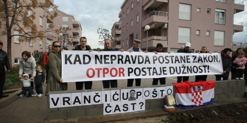 Zadar, 171212. 
Zadarska tvrtka Franto koju je angazirao Grad Zadar probija put prema stanarima Galicevih zgrada u Diklu cemu se stanari protive te traze vracanje prvobitnog puta jer je ovo privremeno rjesenje. Spor oko pristupnog puta na Poljani Dragutin