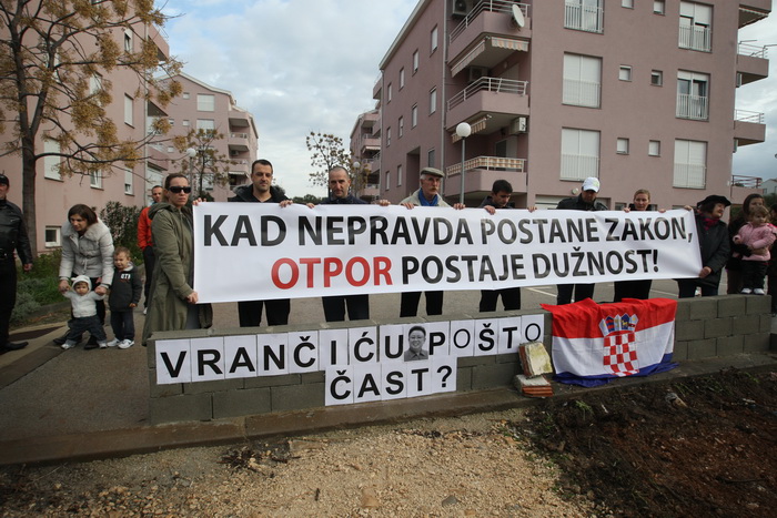 Zadar, 171212.
Zadarska tvrtka Franto koju je angazirao Grad Zadar probija put prema stanarima Galicevih zgrada u Diklu cemu se stanari protive te traze vracanje prvobitnog puta jer je ovo privremeno rjesenje. Spor oko pristupnog puta na Poljani Dragutin Zadar, 171212.
Zadarska tvrtka Franto koju je angazirao Grad Zadar probija put prema stanarima Galicevih zgrada u Diklu cemu se stanari protive te traze vracanje prvobitnog puta jer je ovo privremeno rjesenje. Spor oko pristupnog puta na Poljani Dragutin