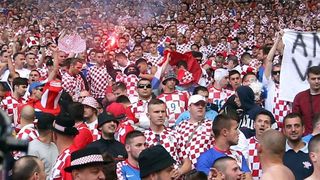 Nekoliko bijednih huligana baca baklje i topovski udar na utakmici između Hrvatske i Češke u Saint Etienneu. Photo: Sanjin Strukić/PIXSELL Nekoliko bijednih huligana baca baklje i topovski udar na utakmici između Hrvatske i Češke u Saint Etienneu. Photo: Sanjin Strukić/PIXSELL