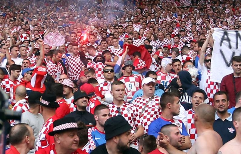 Nekoliko bijednih huligana baca baklje i topovski udar na utakmici između Hrvatske i Češke u Saint Etienneu. Photo: Sanjin Strukić/PIXSELL Nekoliko bijednih huligana baca baklje i topovski udar na utakmici između Hrvatske i Češke u Saint Etienneu. Photo: Sanjin Strukić/PIXSELL