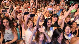 Nikad ovakve koncertne energije na Viru! Lidija Bačić oduševila je oko deset tisuća Virana i gostiju Vira sa svih strana svijeta; od prve do posljednje stvari koju je otpjevala seksipilna splitska pjevačica svi su pjevali i držali ruke u zraku! Nikad ovakve koncertne energije na Viru! Lidija Bačić oduševila je oko deset tisuća Virana i gostiju Vira sa svih strana svijeta; od prve do posljednje stvari koju je otpjevala seksipilna splitska pjevačica svi su pjevali i držali ruke u zraku!