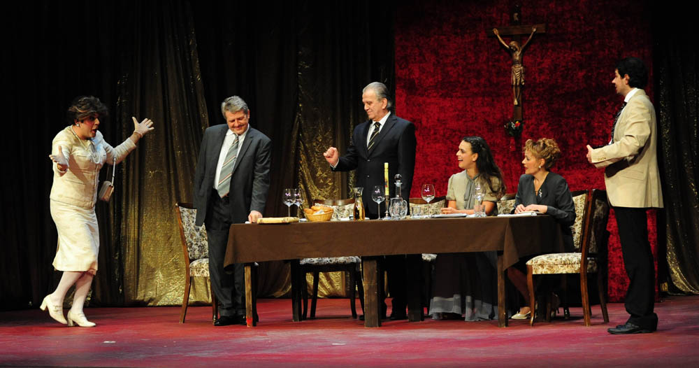 Zadar, 12.11.2012. snimio: Nenad Marčev
SATIRIČKO KAZALIŠTE KEREMPUH
Jean Poiret:
Krletka, komedija
redatelj: Krešimir Dolenčić
igraju: Ž. Königsknecht, H. Kečkeš, M. Mirković,
I. Đuričić, L. Petrušić, B. Perić, V. Čokljat,
M. Posavec Zadar, 12.11.2012. snimio: Nenad Marčev
SATIRIČKO KAZALIŠTE KEREMPUH
Jean Poiret:
Krletka, komedija
redatelj: Krešimir Dolenčić
igraju: Ž. Königsknecht, H. Kečkeš, M. Mirković,
I. Đuričić, L. Petrušić, B. Perić, V. Čokljat,
M. Posavec