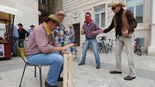 Zadar, 270413
Jos jedan predizborni performans Enia Mestrovica. Ovaj put je na Narodnom trgu glasove “kupovao” porcijama svinjetine.
Na fotografiji: detalj s dogadjaja.
Foto: Luka Gerlanc / CROPIX Zadar, 270413
Jos jedan predizborni performans Enia Mestrovica. Ovaj put je na Narodnom trgu glasove “kupovao” porcijama svinjetine.
Na fotografiji: detalj s dogadjaja.
Foto: Luka Gerlanc / CROPIX