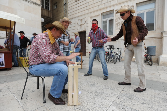 Zadar, 270413
Jos jedan predizborni performans Enia Mestrovica. Ovaj put je na Narodnom trgu glasove “kupovao” porcijama svinjetine.
Na fotografiji: detalj s dogadjaja.
Foto: Luka Gerlanc / CROPIX Zadar, 270413
Jos jedan predizborni performans Enia Mestrovica. Ovaj put je na Narodnom trgu glasove “kupovao” porcijama svinjetine.
Na fotografiji: detalj s dogadjaja.
Foto: Luka Gerlanc / CROPIX