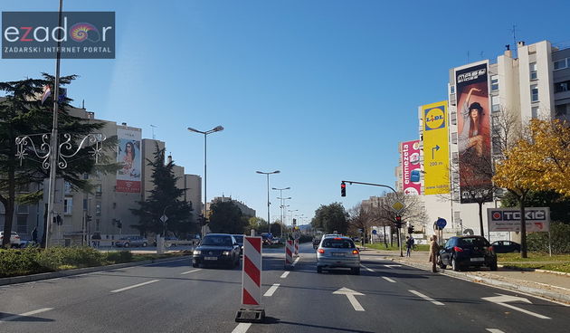 Promet teče zapadnom trakom. Bulevar Ante Starčevića.