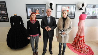 Zadar, 150413
Kazaliste lutaka Zadar. Otvorenje izlozbe crteza, kostima i fotografije Marije Saric Ban “Slike u vremenu bajke”.
Na fotografiji: detalj s otvorenja; Marija Saric Ban, zupan Stipe Zrilic, ravnateljica KLZ Iris Pavic Tumpa.
Foto: Luka Gerlanc