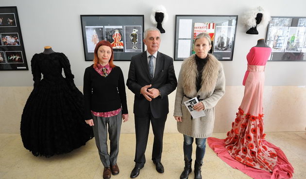 Zadar, 150413
Kazaliste lutaka Zadar. Otvorenje izlozbe crteza, kostima i fotografije Marije Saric Ban “Slike u vremenu bajke”.
Na fotografiji: detalj s otvorenja; Marija Saric Ban, zupan Stipe Zrilic, ravnateljica KLZ Iris Pavic Tumpa.
Foto: Luka Gerlanc