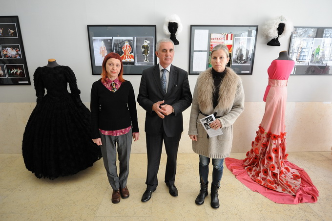 Zadar, 150413
Kazaliste lutaka Zadar. Otvorenje izlozbe crteza, kostima i fotografije Marije Saric Ban “Slike u vremenu bajke”.
Na fotografiji: detalj s otvorenja; Marija Saric Ban, zupan Stipe Zrilic, ravnateljica KLZ Iris Pavic Tumpa.
Foto: Luka Gerlanc