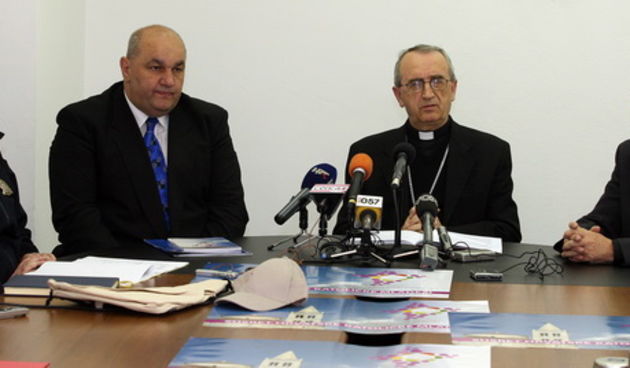 Zadar,050510.
Sastanak u nadbiskupiji uoci odrzavanja Susreta hrvatske katolicke mladezi na koji u subotu u Zadar dolazi 30.000 sudionika (poseban dio pressice vode predstavnici PU zadarske o zabrani prometa taj dan u dijelu Zadra i osiguranju dogadjaja).